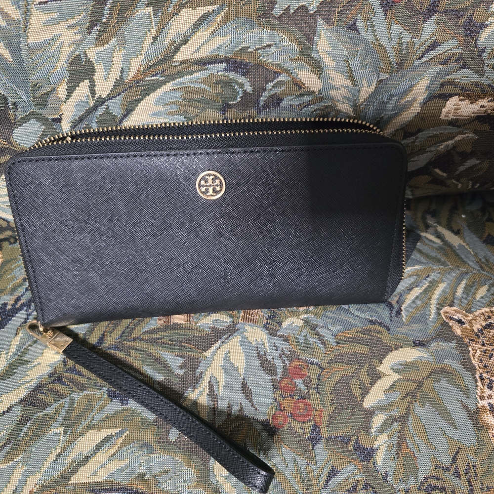 Tory Burch Robinson Passport Continental Black Leather Wallet Wristlet